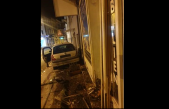 Clio se pred zoru zabio u zgradu u Tomislavovoj